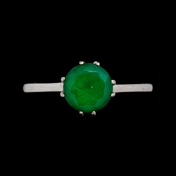 RING, 18K vitguld med syntetisk grön sten. Stockholm 1948. Vikt ca 3 gram.