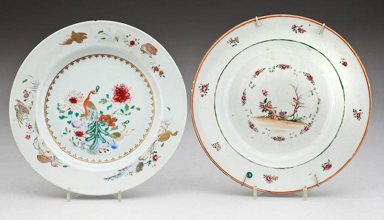 TALLRIKAR, 2 st, kompaniporslin. Kina, Qing dynastin, Qianlong (1736-95).