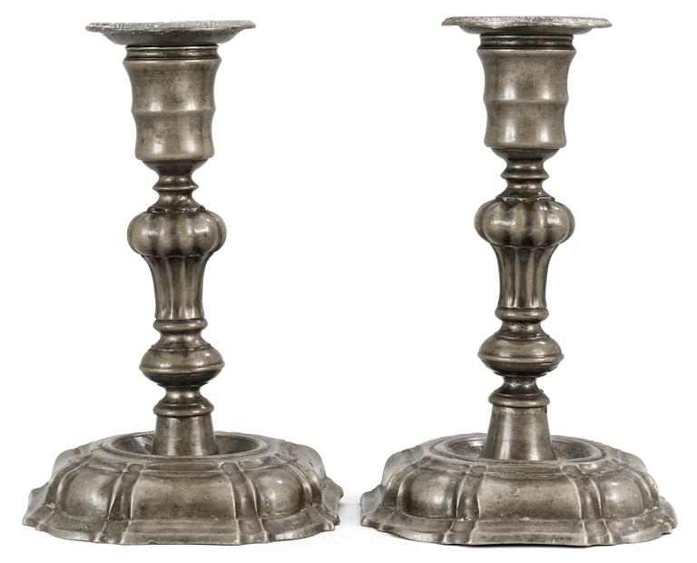 LJUSSTAKAR, ett par, av Olof Andersson Winberg (verksam i Göteborg 1745-67). Senbarock.