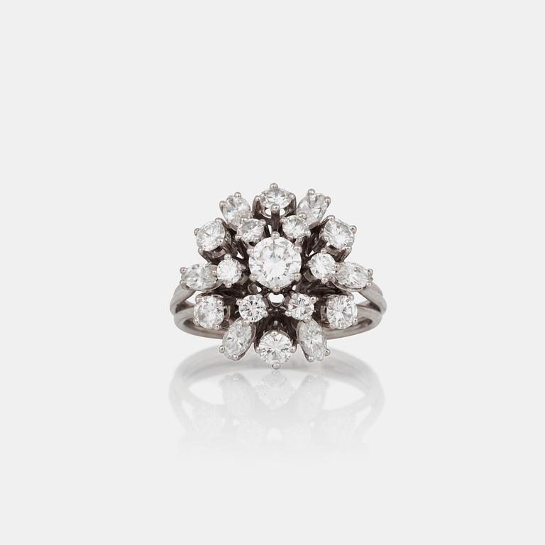 RING med markis- och briljantslipade diamanter, totalt cirka 1.95 ct.