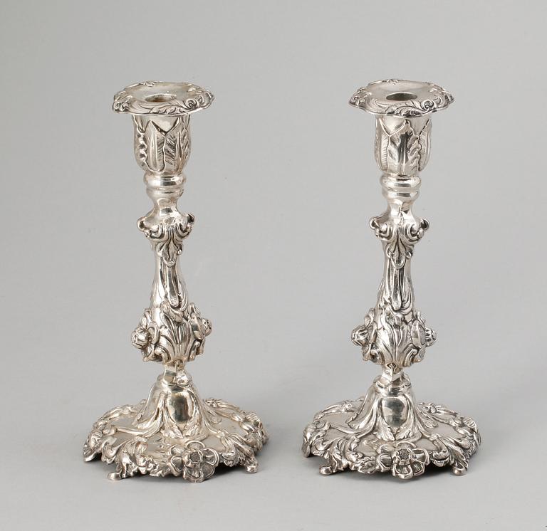 LJUSSTAKAR, ett par, nyrokoko, Ernst Gustaf Markström, Uppsala, 1872. Vikt 495g.