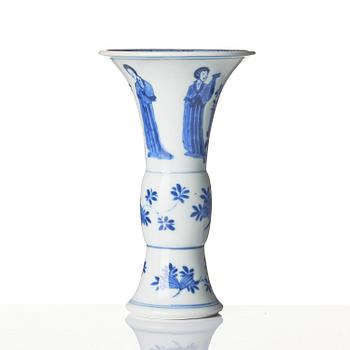 Two blue and white 'lange lisen' vases and a ewer, Qing dynasty, Kangxi (1662-1722).