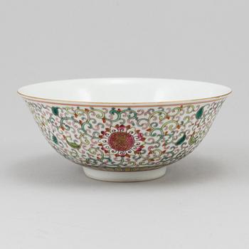 A Chinese famille rose bowl, early 20th century.