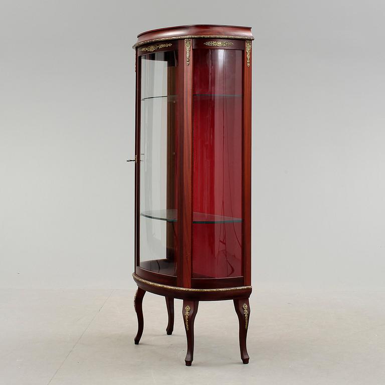 VITRINSKÅP, rokokostil, 1900-talets andra hälft.