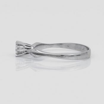 RING, enstenring, 18K vitguld med briljantslipad diamant ca 0,21 ct. Vikt 2,26 g.