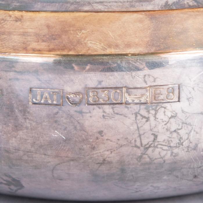 SKÅLAR, 2 st, silver, J.A. Tarkiainen, Helsingfors 1982 och Tapio Wirkkala, Kultakeskus 1985. Totalvikt ca 300 g.