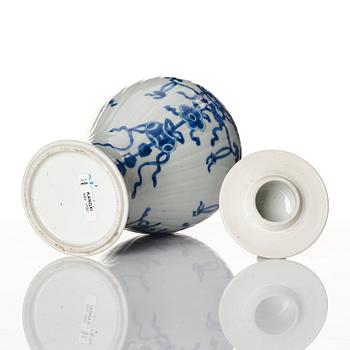 A blue and white vase, Qing dynasty, Kangxi (1662-1722).