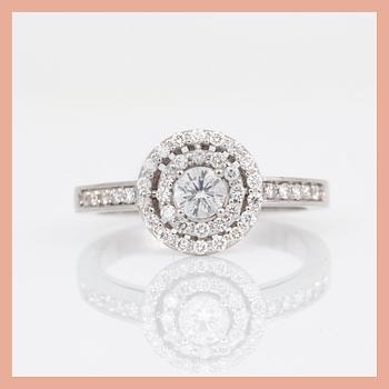 RING, 18K vitguld med briljantslipade diamanter, tot ca 0,66 ct. Total vikt ca 4,66 g.