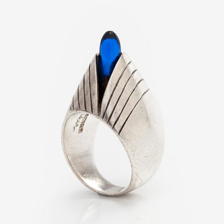 Anna-Greta Eker, ring, silver, syntetisk safir, Auran Kultaseppä Åbo 1958.