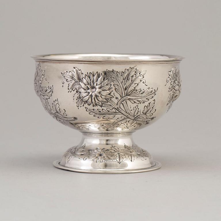 A footed silver bowl decorated with flowers, maker's mark Mappin & Webb. London 1904.