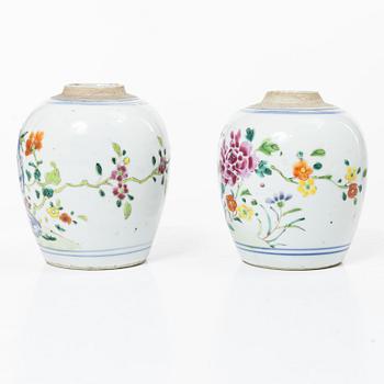 Bojaner/tedosor, två stycken, porslin. Qingdynastin, Qianlong (1736-95).