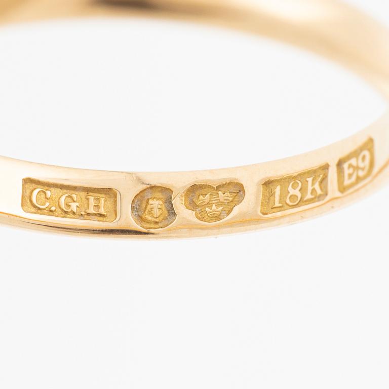 18K gold ring.