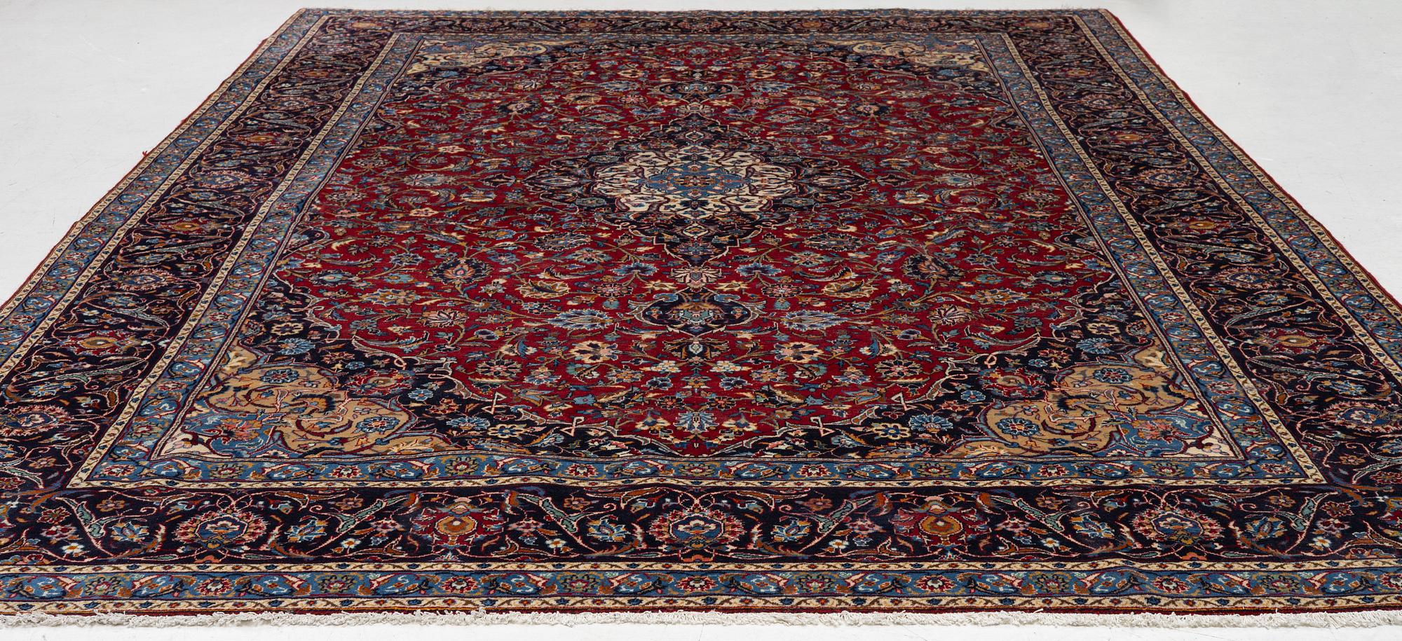 A Kashan carpet, a. 407 x 265 cm.
