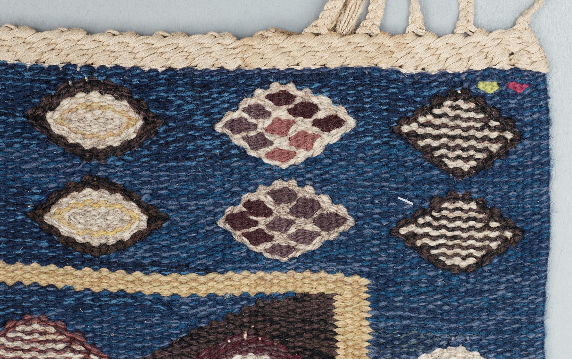 CARPET. "Snäckorna". Gobelängteknik (tapestry weave). 246 x 182 cm. Signed AB MMF BN.