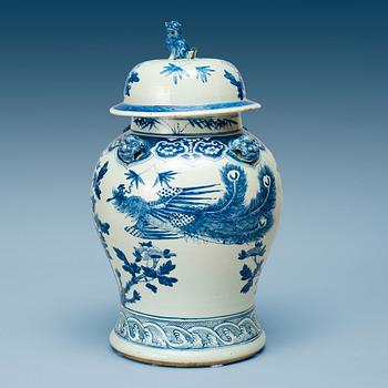 1767. A large blue and white jar with cover, late Qing dynasty.