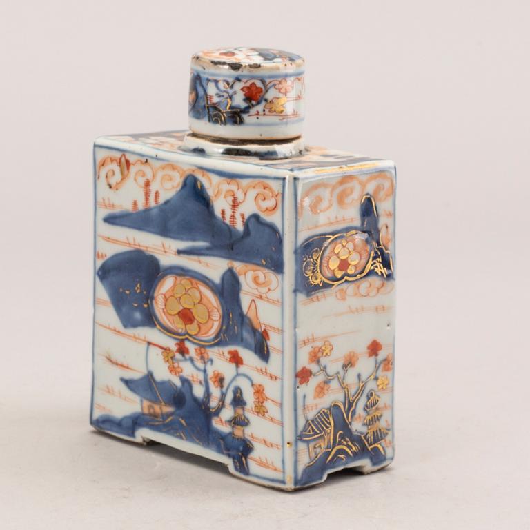 An imari tea caddy with cover, Qing dynasty, Kangxi (1662-1722).