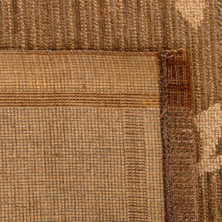 A 1940-s machine made carpet ca 350 x 244 cm.