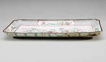BRICKA, emalj på koppar. Qing dynastin, Qianlong (1736-95).