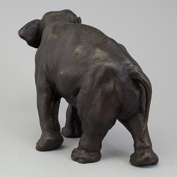 A japanese bronze sculpture of an elephant, Meiji period (1868-1912).