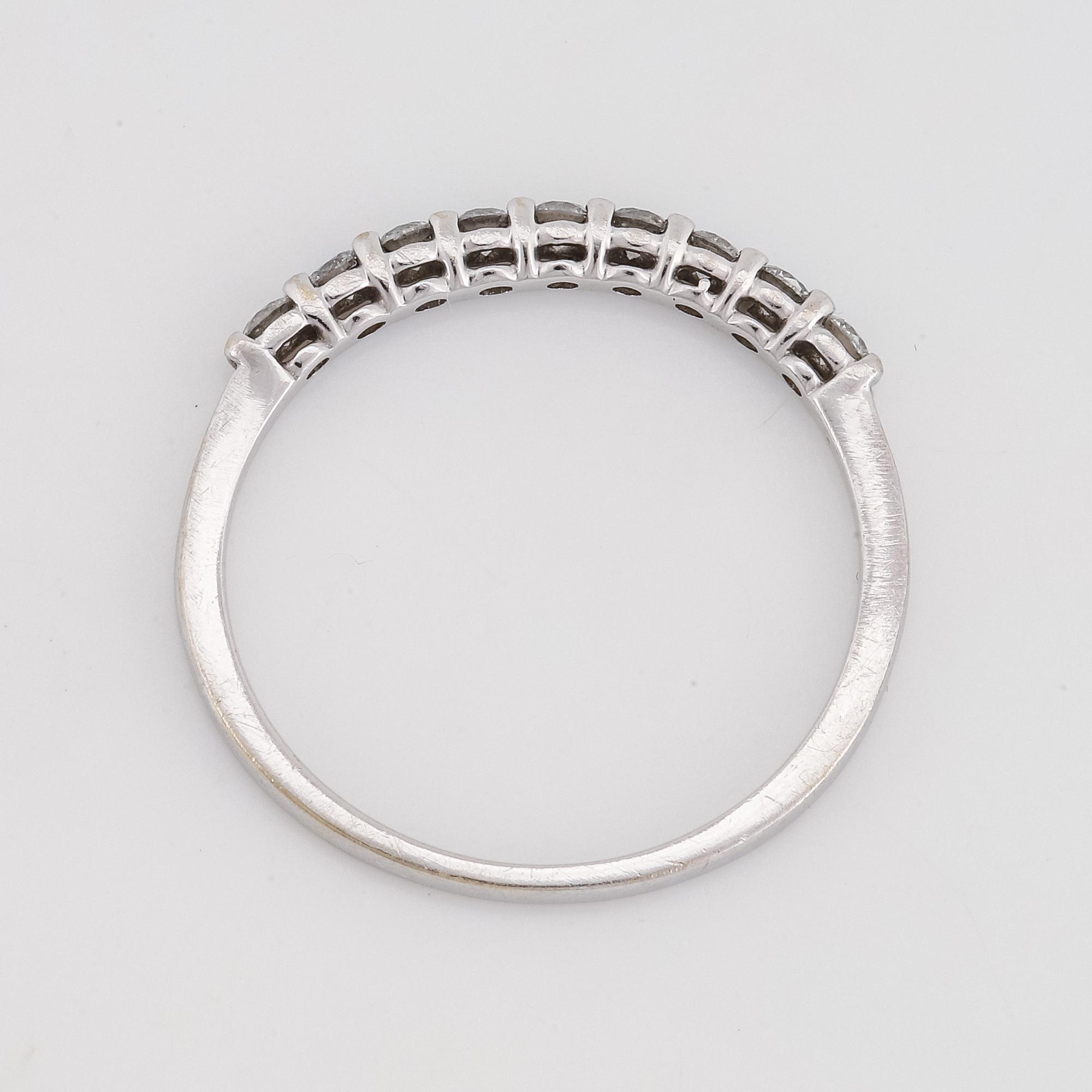 Brilliant-cut diamond ring.
