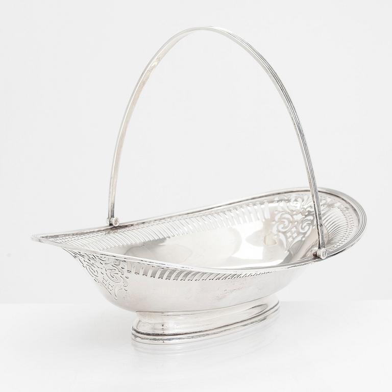 Haseler Brothers, an early 20th-century sterling silver bread basket, Chester 1903.
