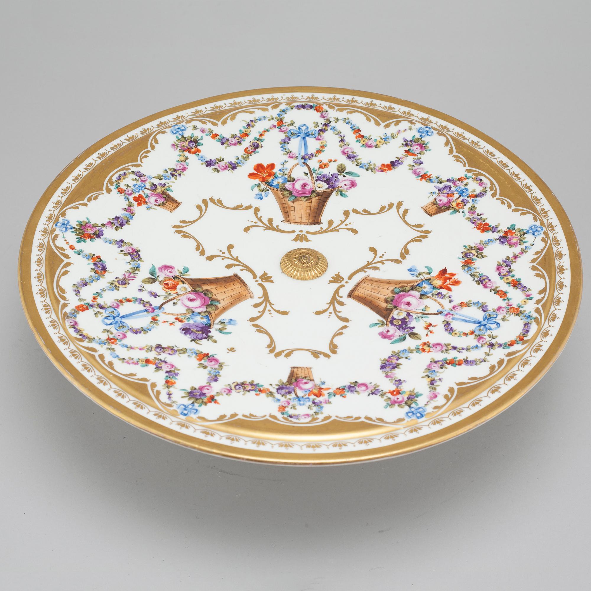 A porcelain serving dish from Meissen, around the year 1900.
