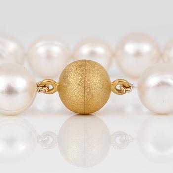 COLLIER, odlade vita sötvattenspärlor med kulformat magnetlås i förgyllt silver.