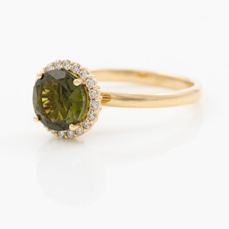 Ring 14K gold with green tourmaline and brilliant-cut diamonds.