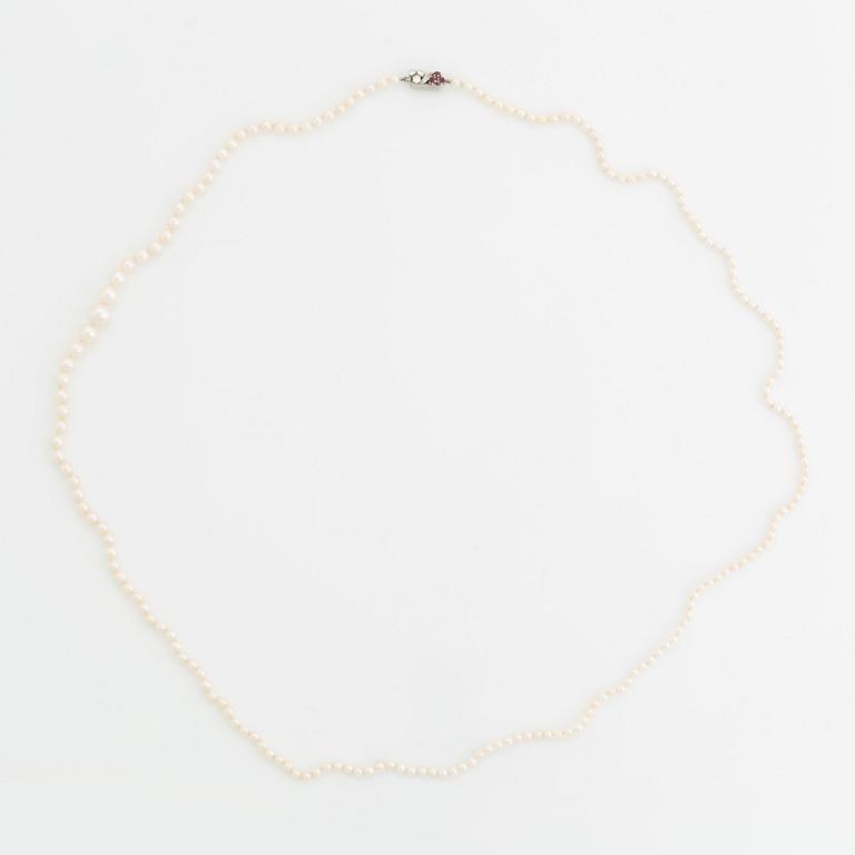WA Bolin två collier odlade pärlor lås 18K vitguld med runda briljantslipade diamanter och rubiner.