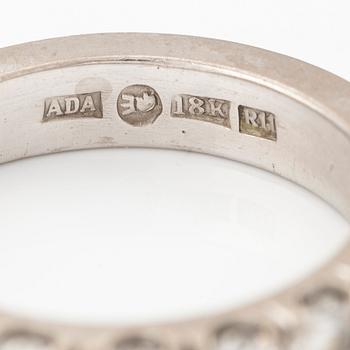 Alliansring 18K vitguld med runda briljantslipade diamanter.