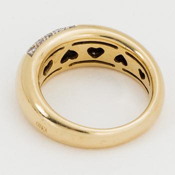 RING, 18K guld med briljantslipade diamanter.