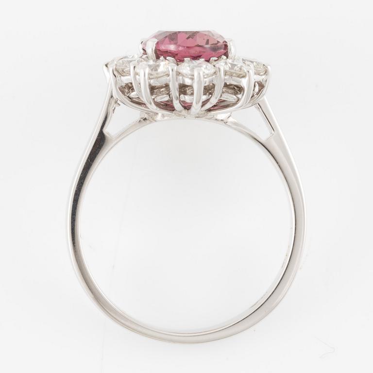 Ring 18K white gold with pink garnet and brilliant-cut diamonds.