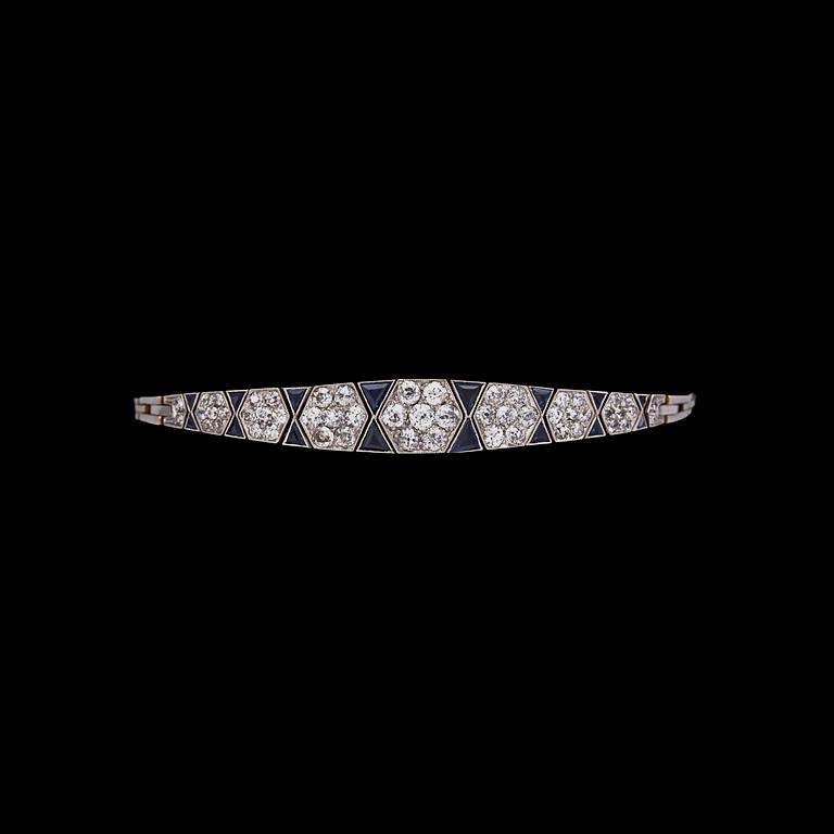 ARMBAND, triangelslipade blå safirer och gammalslipade diamanter, tot. ca 0.80 ct.