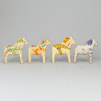 13 Dala horses.