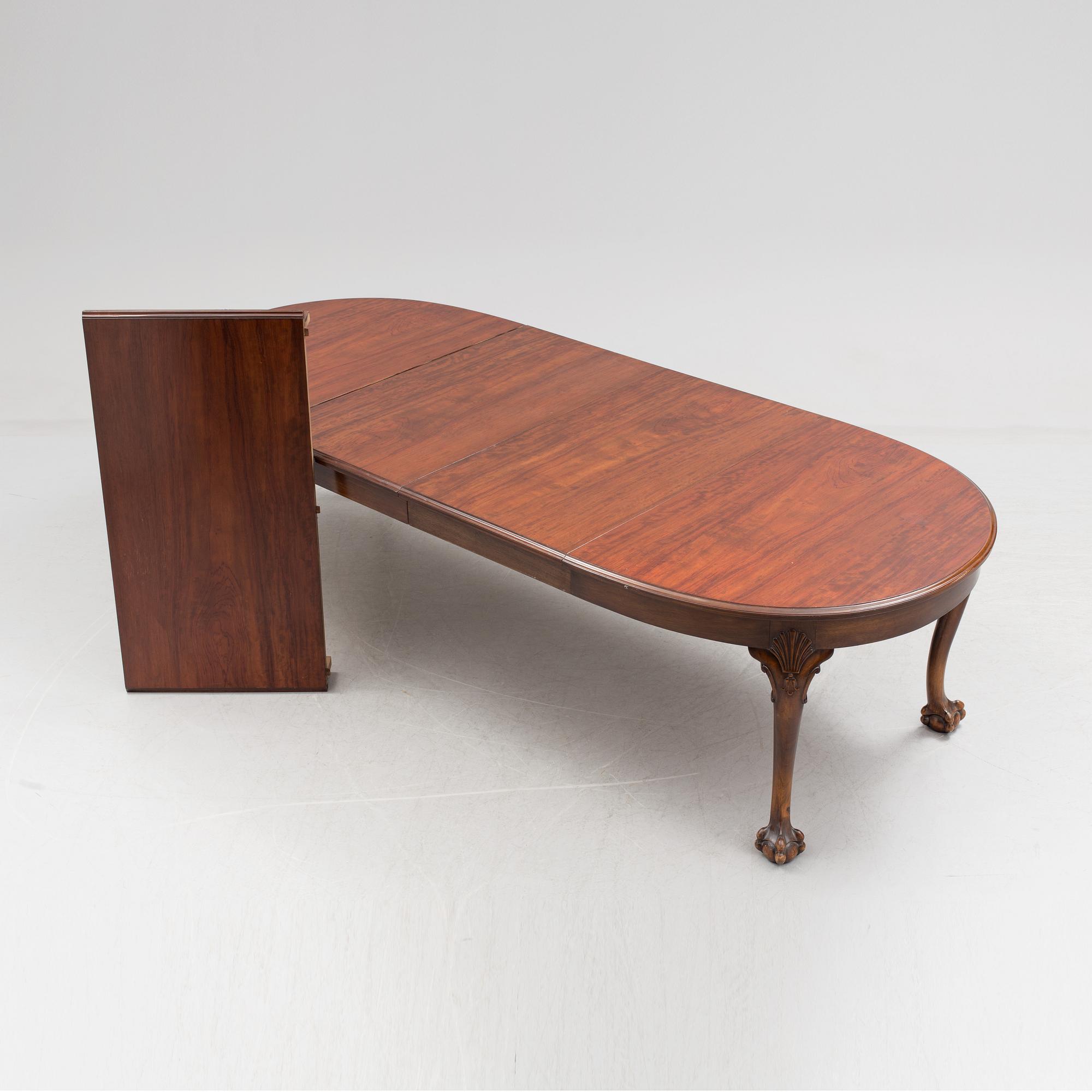 A late 20th century 10 piece Chippendale dining group.