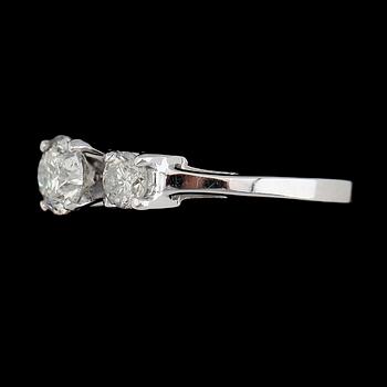RING, 14K vitguld, 3 briljantslipade diamanter tot ca 1.25 ct.