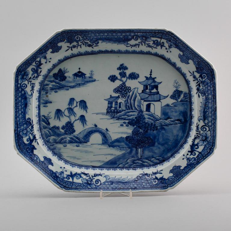 STEKFAT, porslin, Kina, Qianlong 1736-1795.