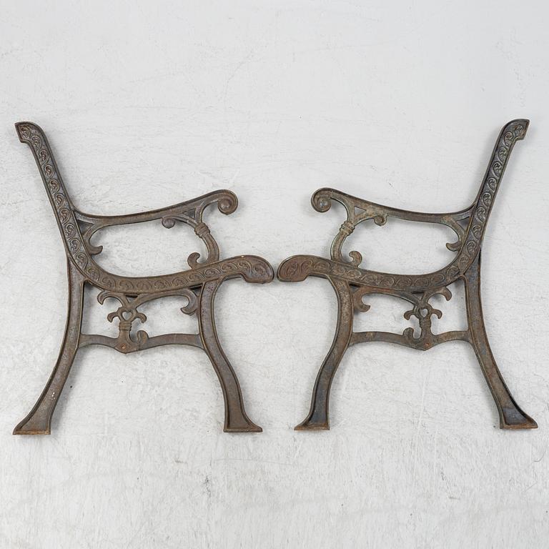 A pair of cast iron parc bench gables, 20th century.
