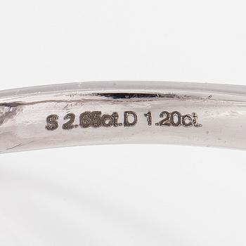 Ring, platina med en oval obehandlad safir, Sri Lanka, och briljantslipade diamanter. GRS-sertifikat.