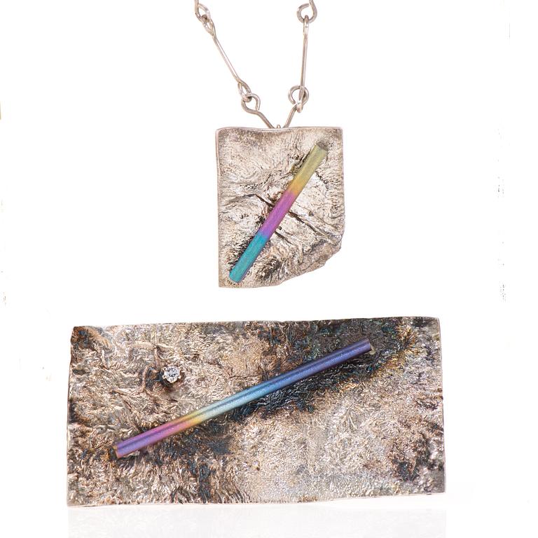 RINTAKORU ja KAULAKORU, Juha Koskela design, hopeaa, titaania, timantti. 1985 ja 1991. Paino yht. 30,9 g.