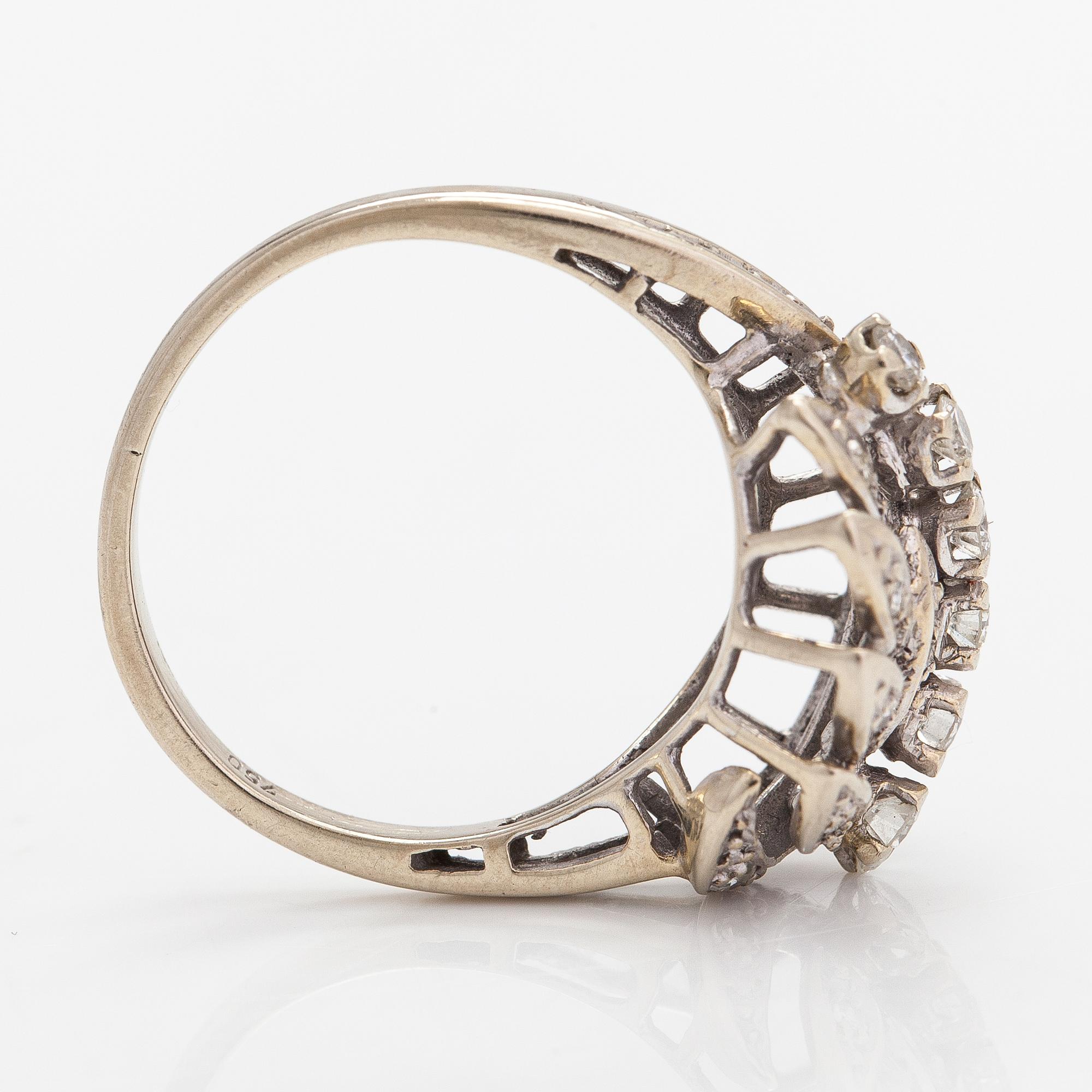 An 18K white gold ring with diamonds ca. 0.30 ct in total. Import marked Kulta Kauris, Helsinki 1974.