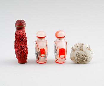 SNUSFLASKOR OCH FIGUR, 4 delar, bla glas och vit sten, Kina, 1900-tal.