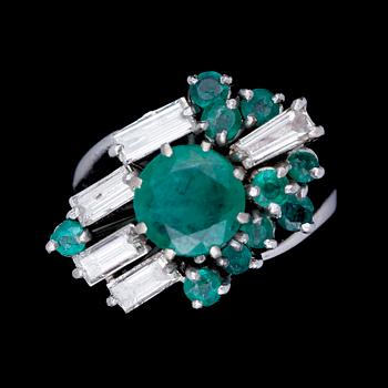 RING, vitguld 18k, smaragder samt briljanter. 1900-talets andra hälft. Vikt ca 6 g.