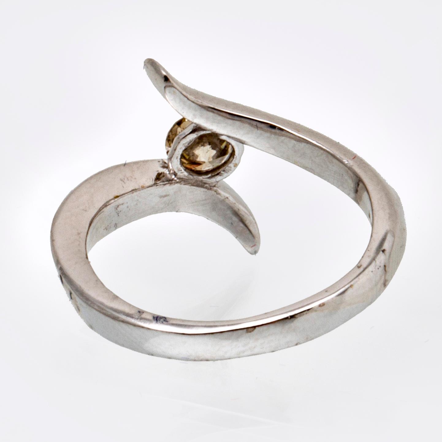 Ring 14K whitegold 1 brilliant-cut diamond 0,39 ct inscribed, light brown SI.