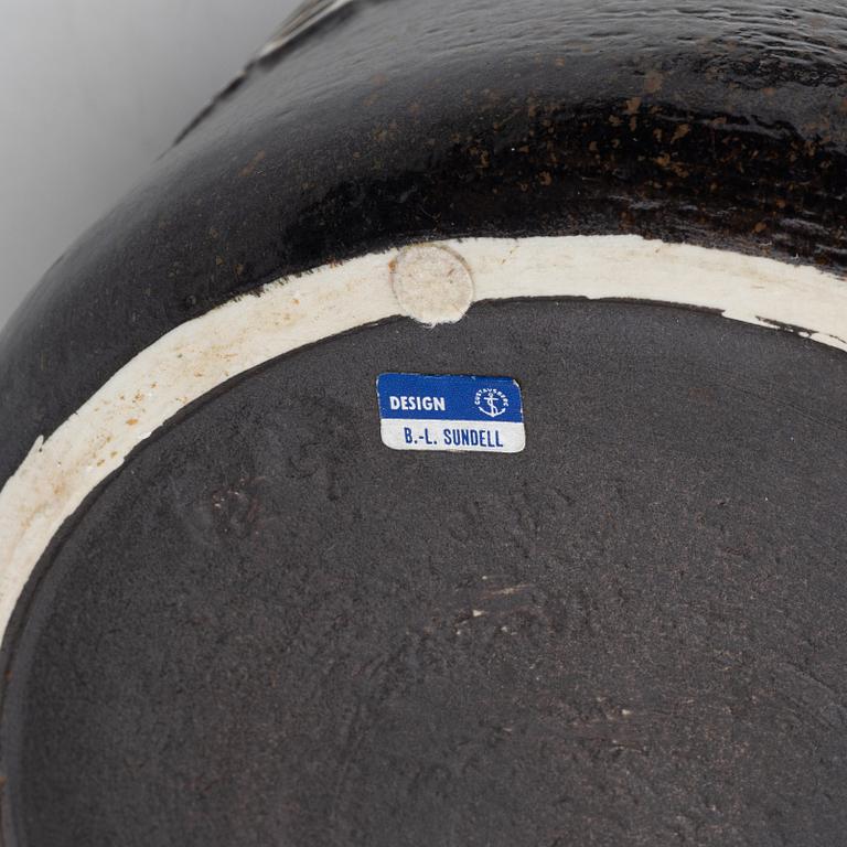 Britt-Louise Sundell, vas samt två fat, stengods, Gustavsberg, 1960/70-tal.