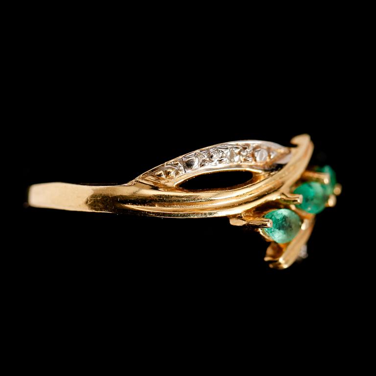 RING, 18 k guld, briljanter samt smaragder.