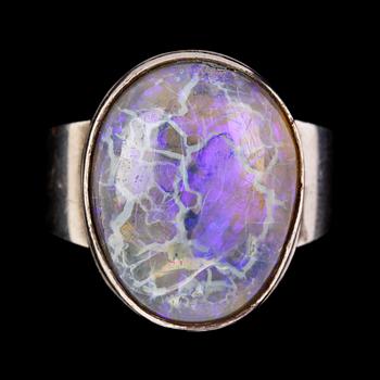 RING, silver med cabochonslipad opal. Vikt 9 g.