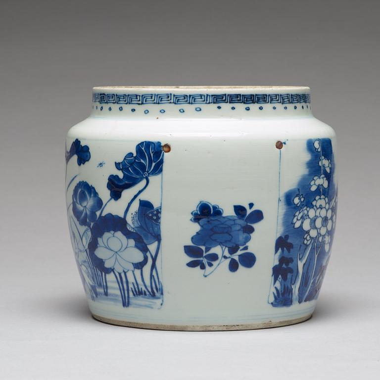 A blue and white jar, Qing dynasty, Kangxi (1662-1722).