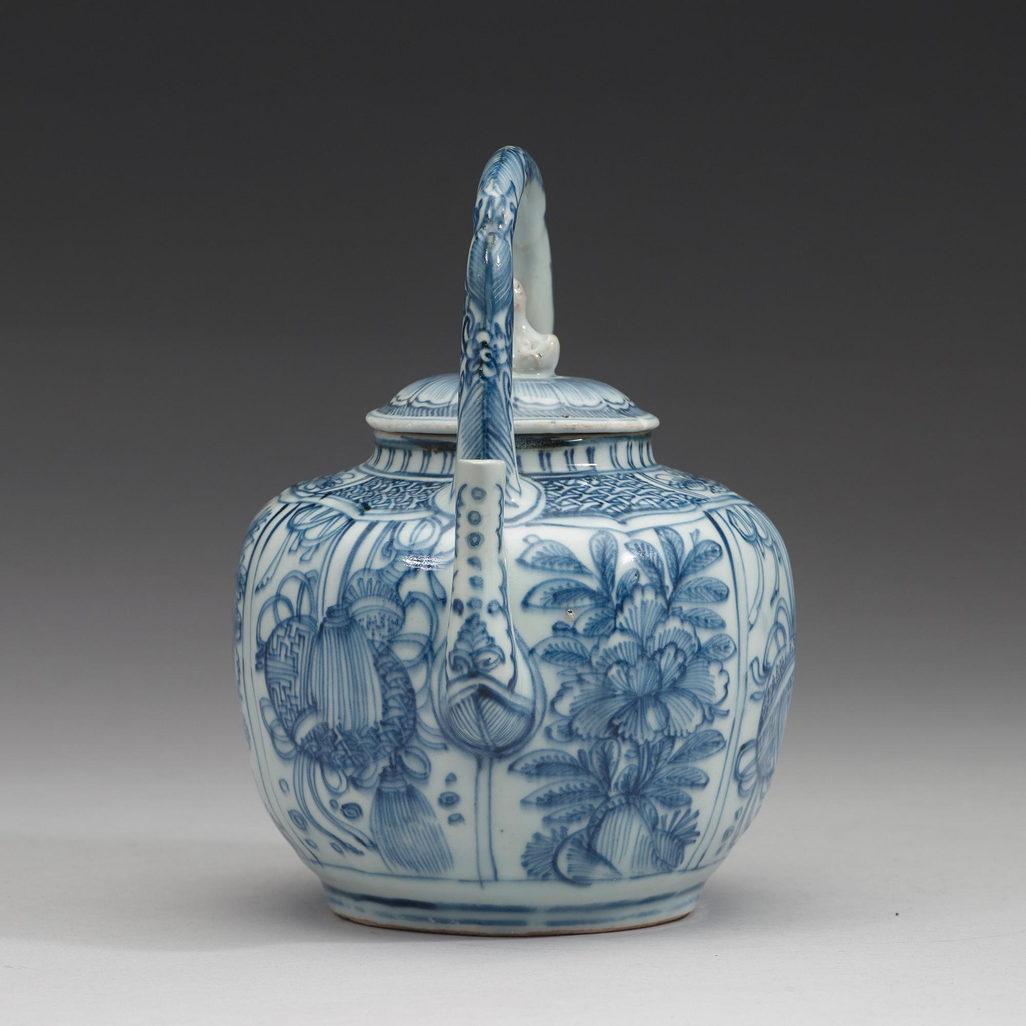 A blue and white porcelain teapot and cover, Ming dynasty (1368-1644).