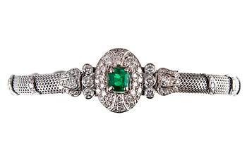 686. ARMBAND, 18K vitt guld, 1 smaragd 5 x 6 cm, 104 diamanter ca 2,5 ct. Vikt ca 26,7 g.